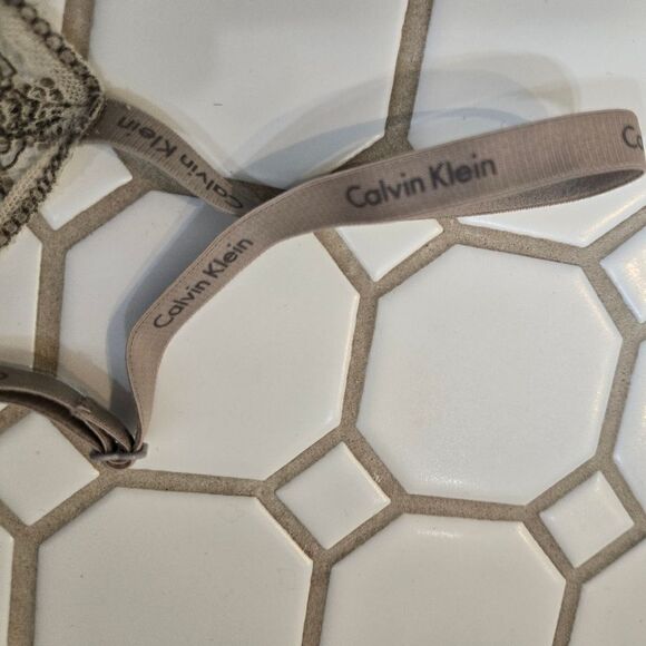 Calvin Klein Underwire Lace Bra 32C - Picture 4 of 7